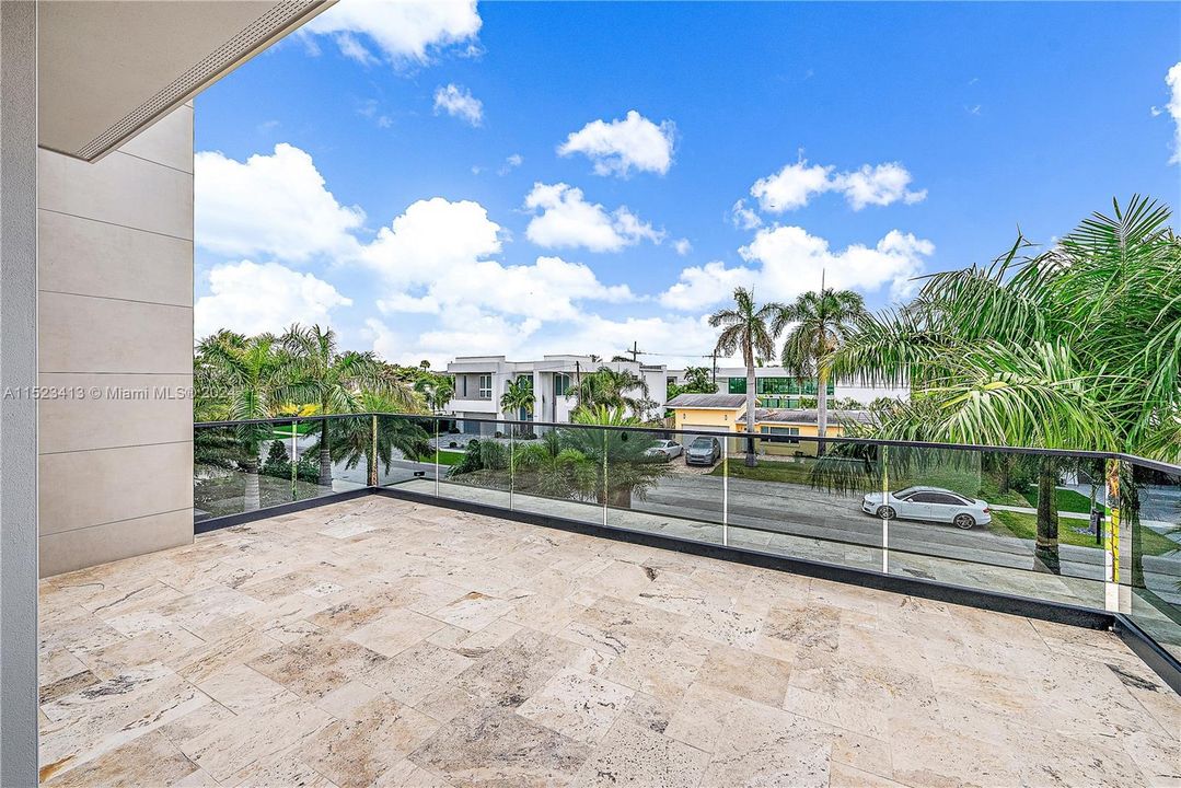 Vendido Recientemente: $5,925,000 (5 camas, 6 baños, 4900 Pies cuadrados)