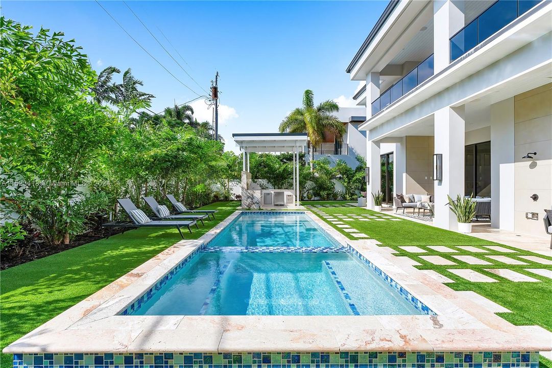 Vendido Recientemente: $5,925,000 (5 camas, 6 baños, 4900 Pies cuadrados)