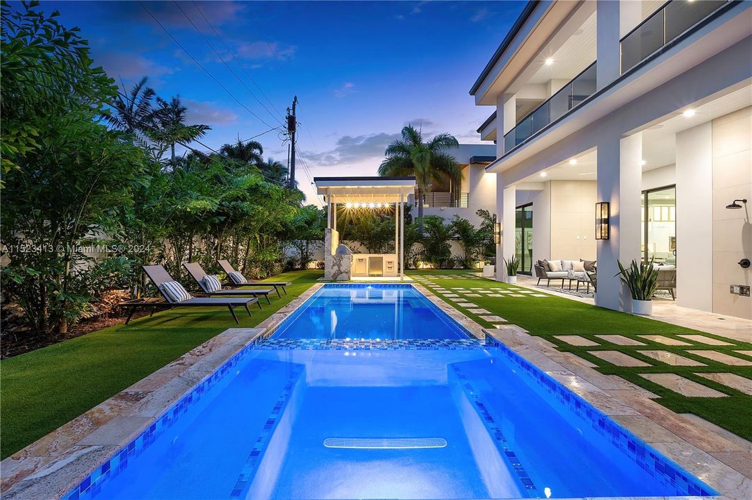 Vendido Recientemente: $5,925,000 (5 camas, 6 baños, 4900 Pies cuadrados)