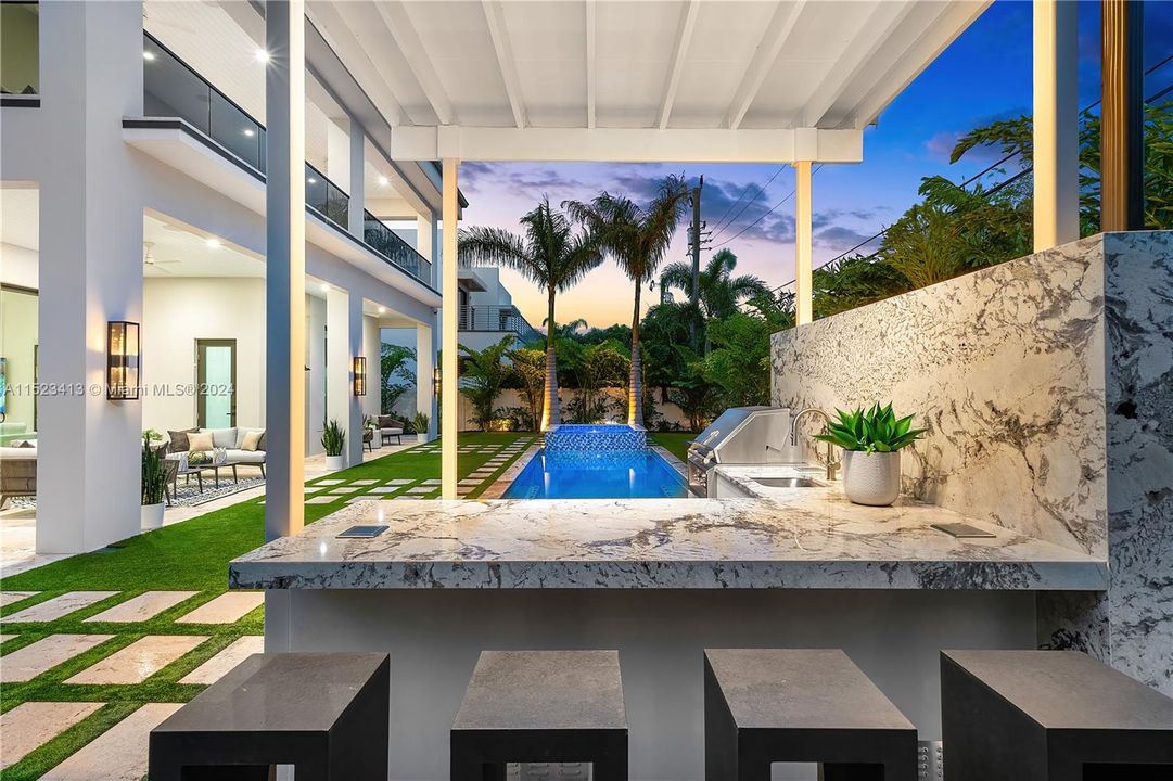 Vendido Recientemente: $5,925,000 (5 camas, 6 baños, 4900 Pies cuadrados)