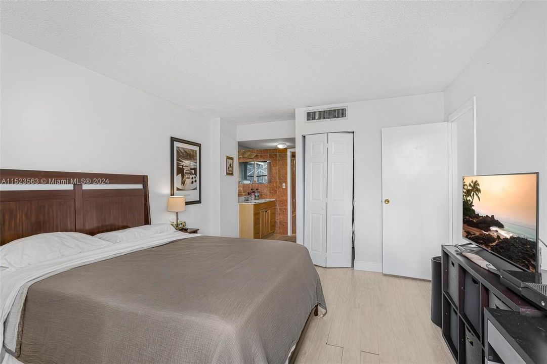 For Sale: $259,000 (1 beds, 1 baths, 741 Square Feet)