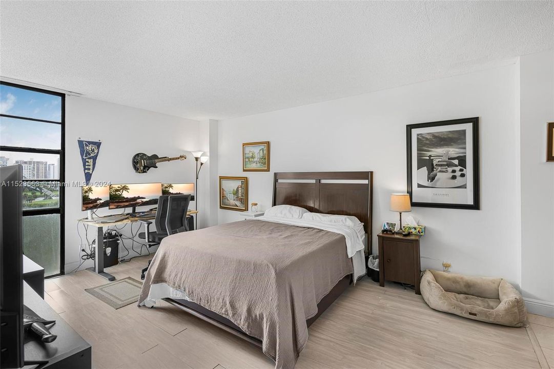For Sale: $254,900 (1 beds, 1 baths, 741 Square Feet)