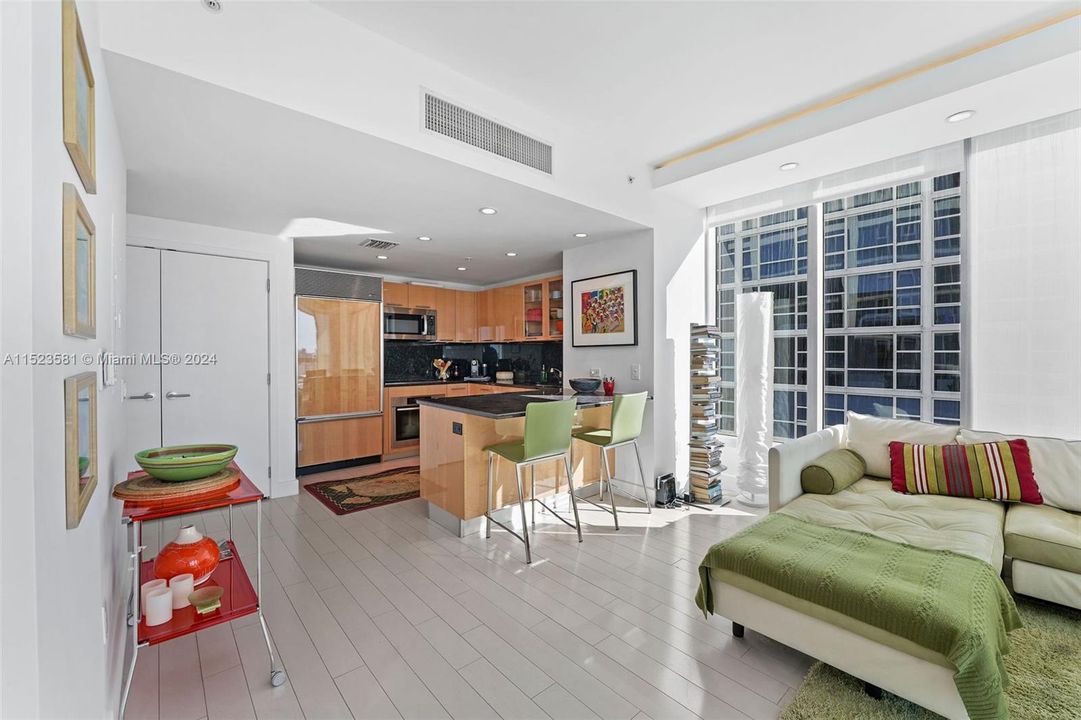 For Sale: $640,000 (1 beds, 1 baths, 820 Square Feet)