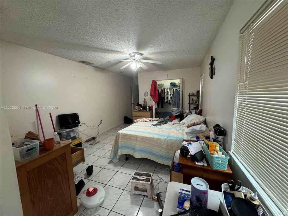 Vendido Recientemente: $450,000 (3 camas, 2 baños, 1330 Pies cuadrados)