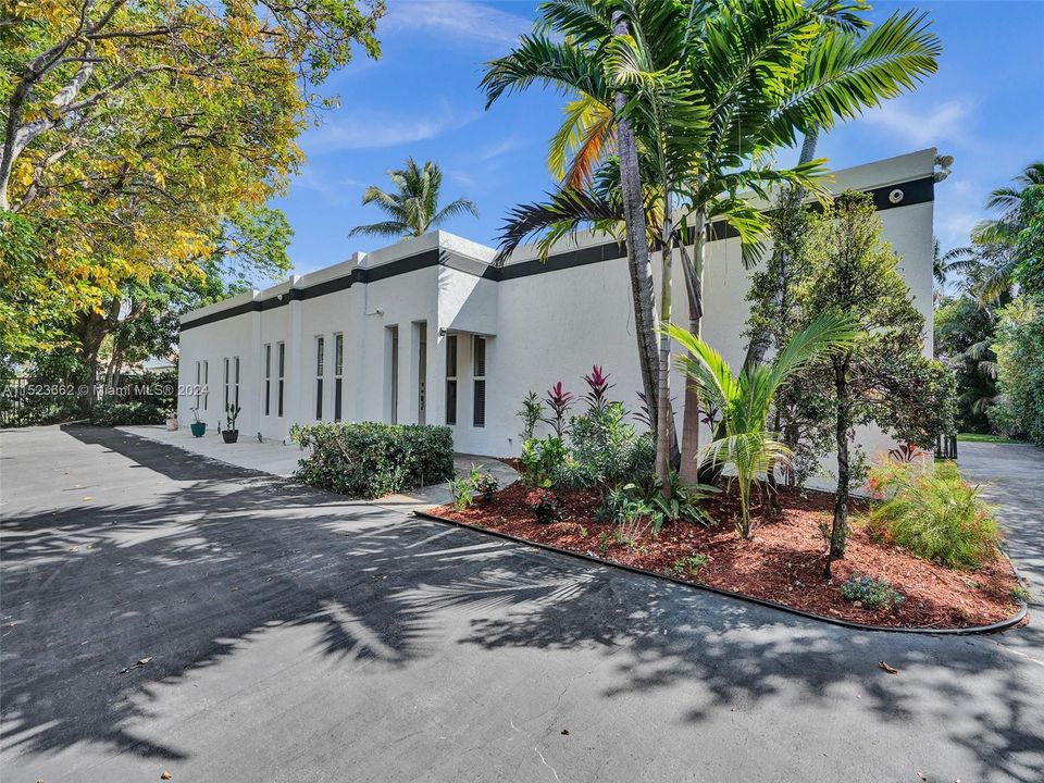 Active With Contract: $1,895,000 (4 beds, 4 baths, 3054 Square Feet)