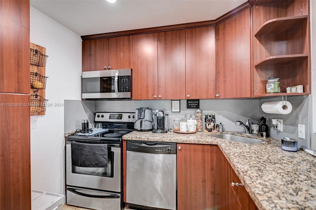 For Sale: $270,000 (1 beds, 1 baths, 817 Square Feet)