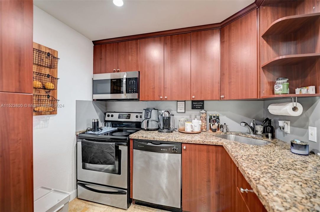 For Sale: $270,000 (1 beds, 1 baths, 817 Square Feet)