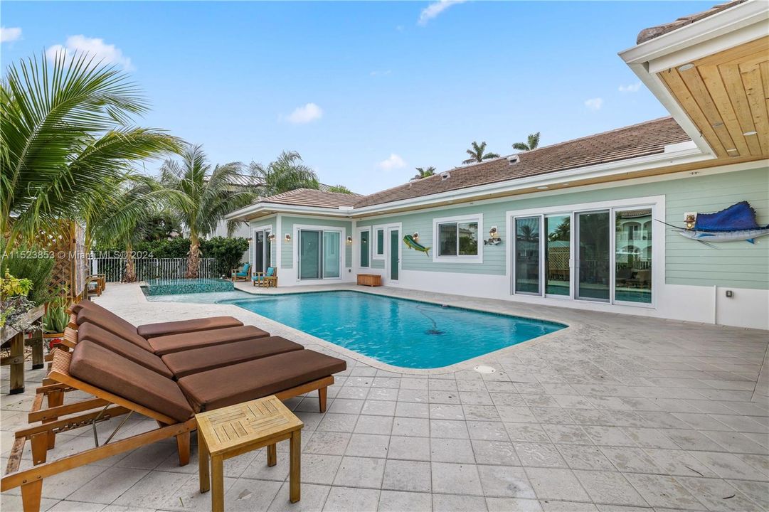 Recently Sold: $3,650,000 (3 beds, 4 baths, 2894 Square Feet)