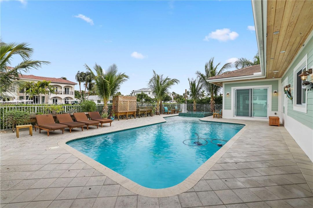 Recently Sold: $3,650,000 (3 beds, 4 baths, 2894 Square Feet)