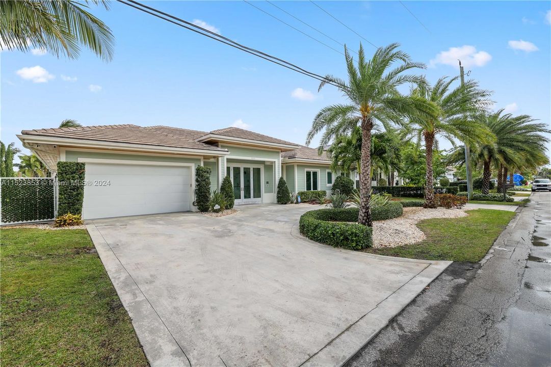 Recently Sold: $3,650,000 (3 beds, 4 baths, 2894 Square Feet)