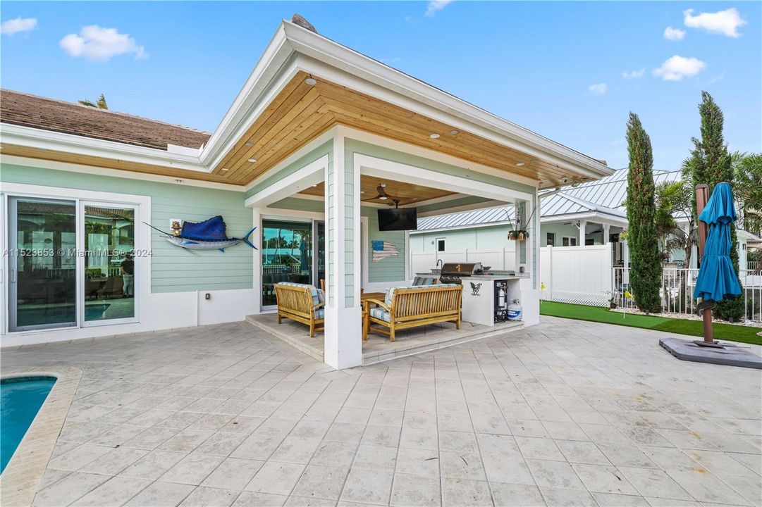 Recently Sold: $3,650,000 (3 beds, 4 baths, 2894 Square Feet)