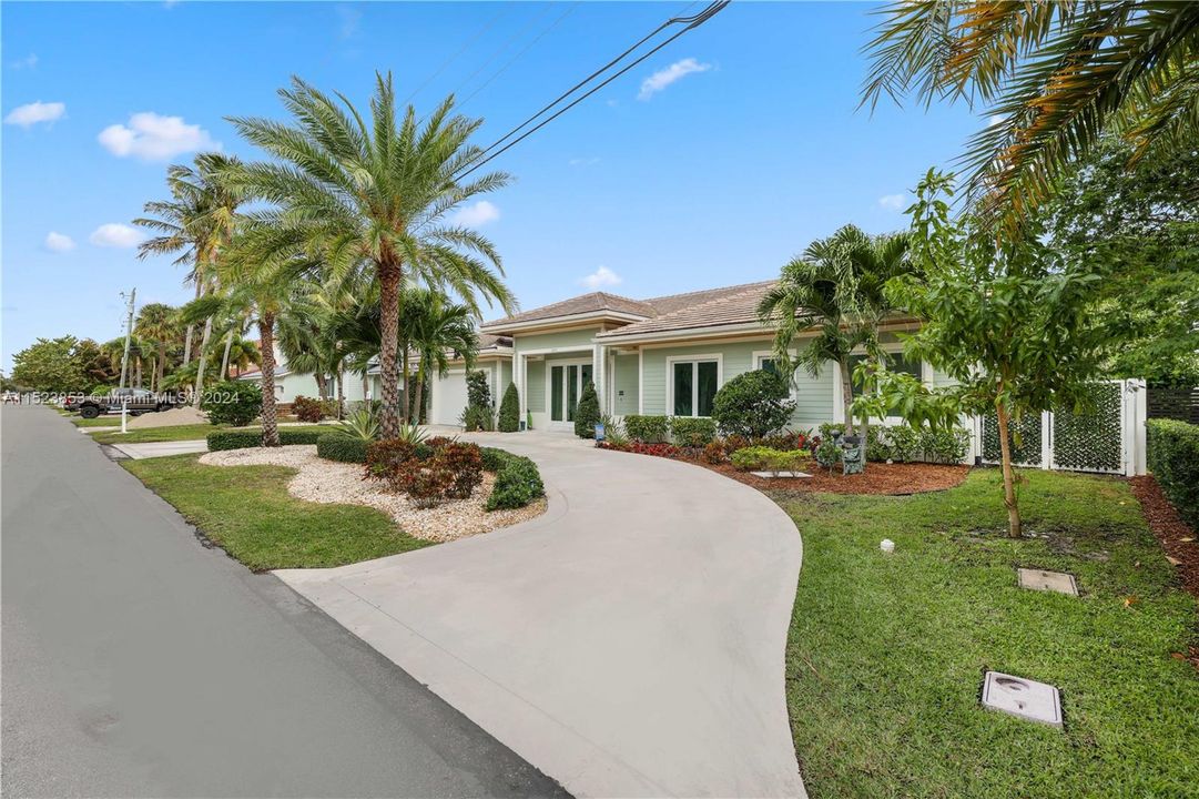 Recently Sold: $3,650,000 (3 beds, 4 baths, 2894 Square Feet)