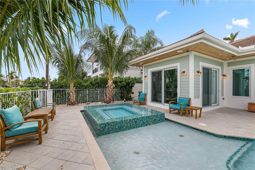 Recently Sold: $3,650,000 (3 beds, 4 baths, 2894 Square Feet)