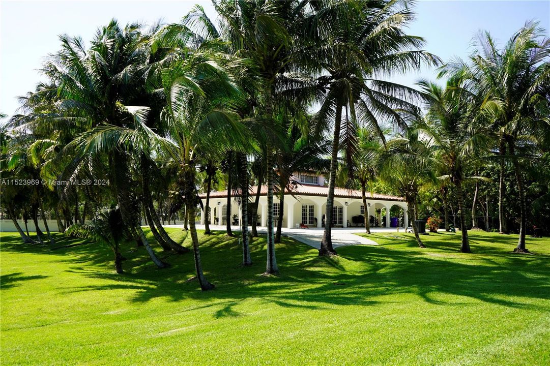 En Venta: $3,298,000 (3.41 acres)