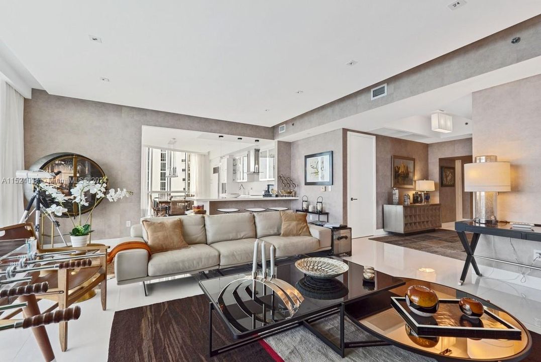 Active With Contract: $3,250,000 (3 beds, 3 baths, 2768 Square Feet)