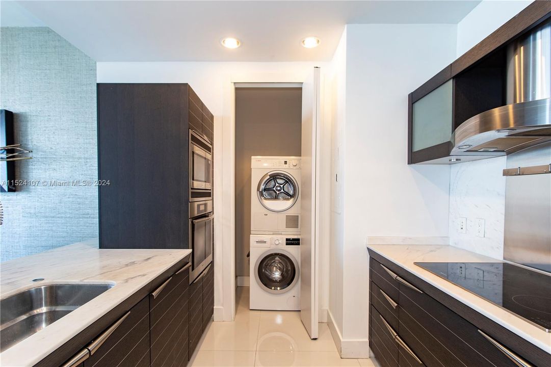 Recently Rented: $5,900 (2 beds, 2 baths, 1237 Square Feet)