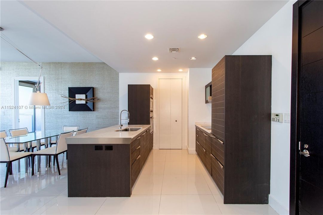 Recently Rented: $5,900 (2 beds, 2 baths, 1237 Square Feet)