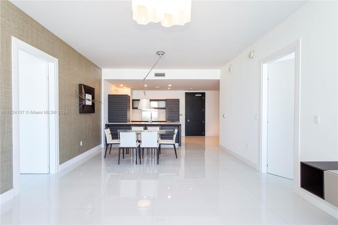 Recently Rented: $5,900 (2 beds, 2 baths, 1237 Square Feet)