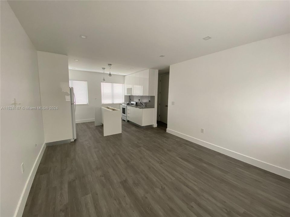 最近租的: $2,200 (1 贝兹, 1 浴室, 600 平方英尺)