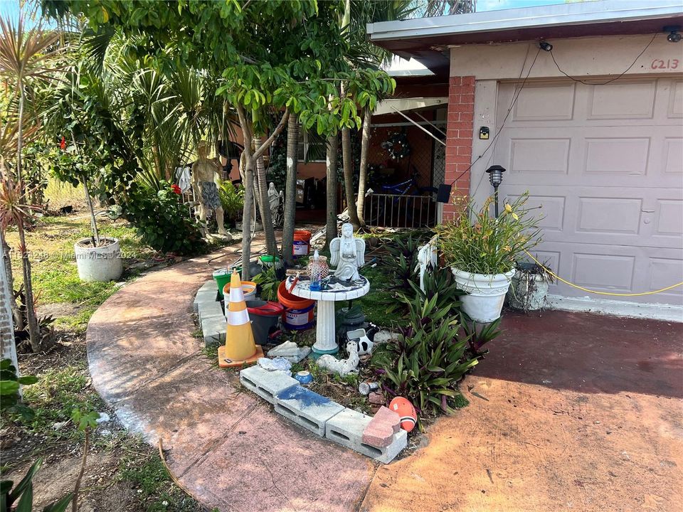 最近售出: $389,999 (2 贝兹, 1 浴室, 910 平方英尺)