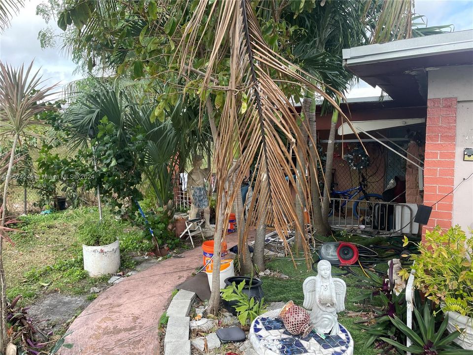 最近售出: $389,999 (2 贝兹, 1 浴室, 910 平方英尺)