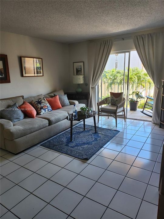 Recently Sold: $325,000 (2 beds, 2 baths, 1045 Square Feet)