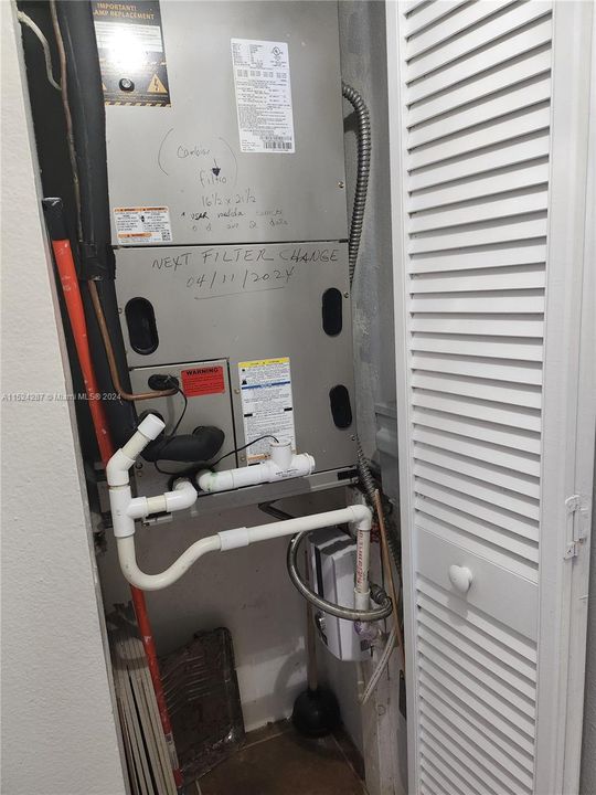 Recently Sold: $325,000 (2 beds, 2 baths, 1045 Square Feet)