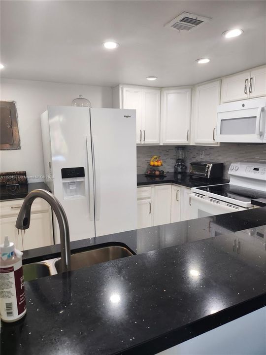 Recently Sold: $325,000 (2 beds, 2 baths, 1045 Square Feet)