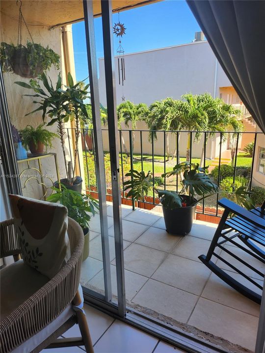 Recently Sold: $325,000 (2 beds, 2 baths, 1045 Square Feet)