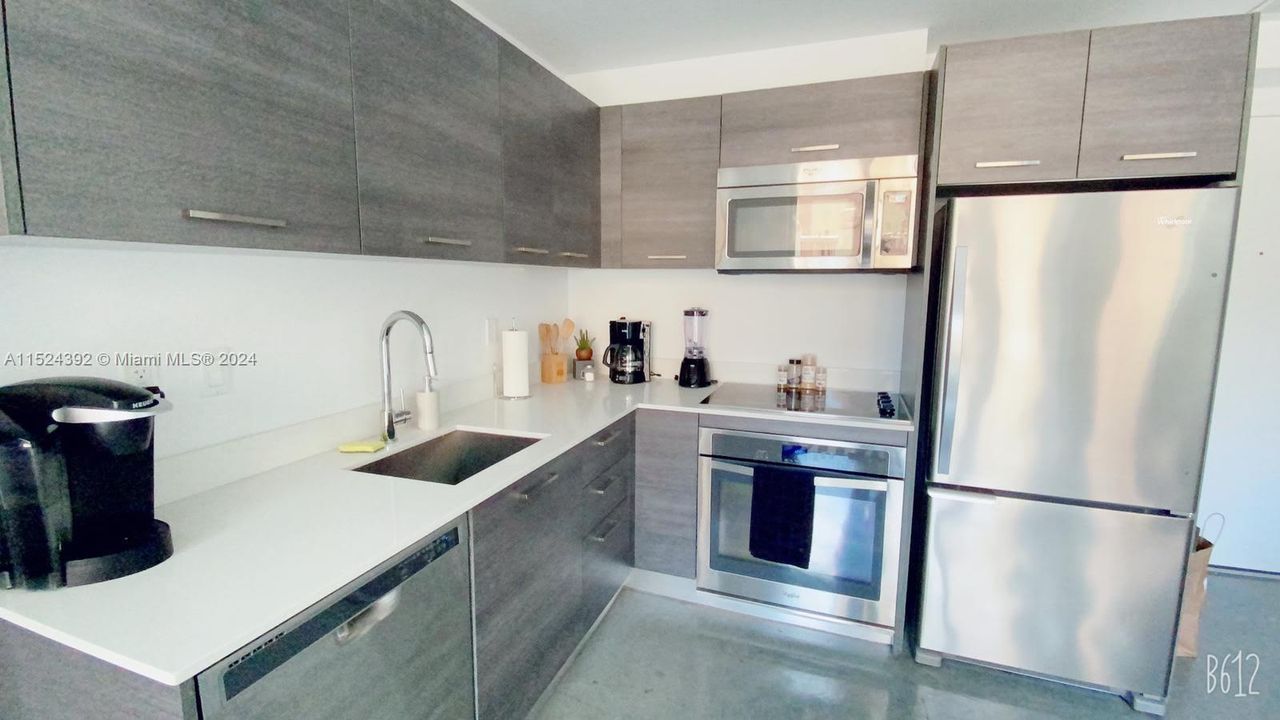 For Sale: $380,000 (1 beds, 1 baths, 526 Square Feet)