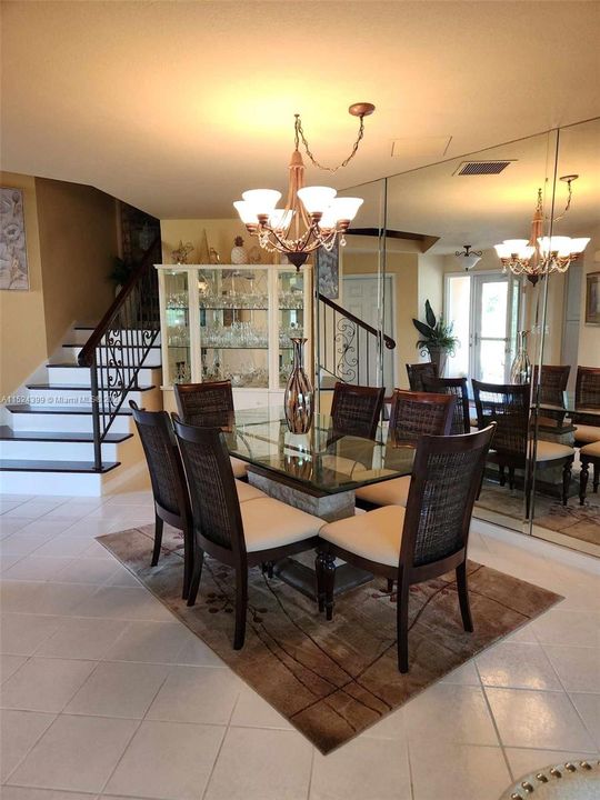 Beautiful glass dining table with 6 chairs