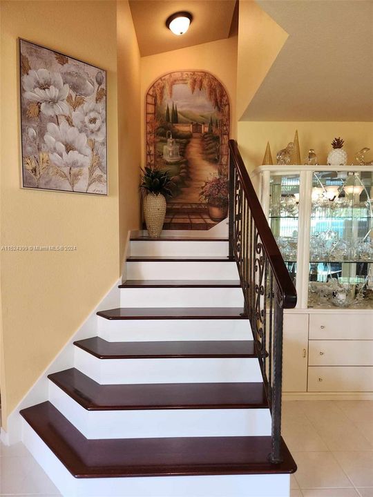 Hand painted fresco makes stairway looks so high!