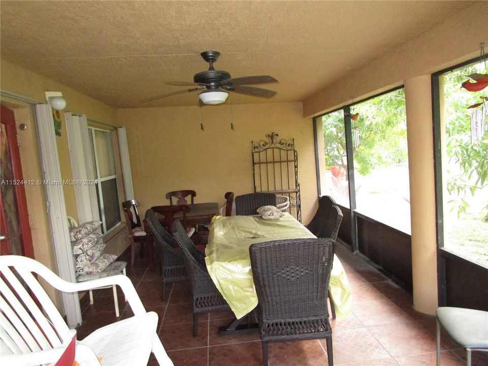 Vendido Recientemente: $355,000 (4 camas, 2 baños, 1754 Pies cuadrados)