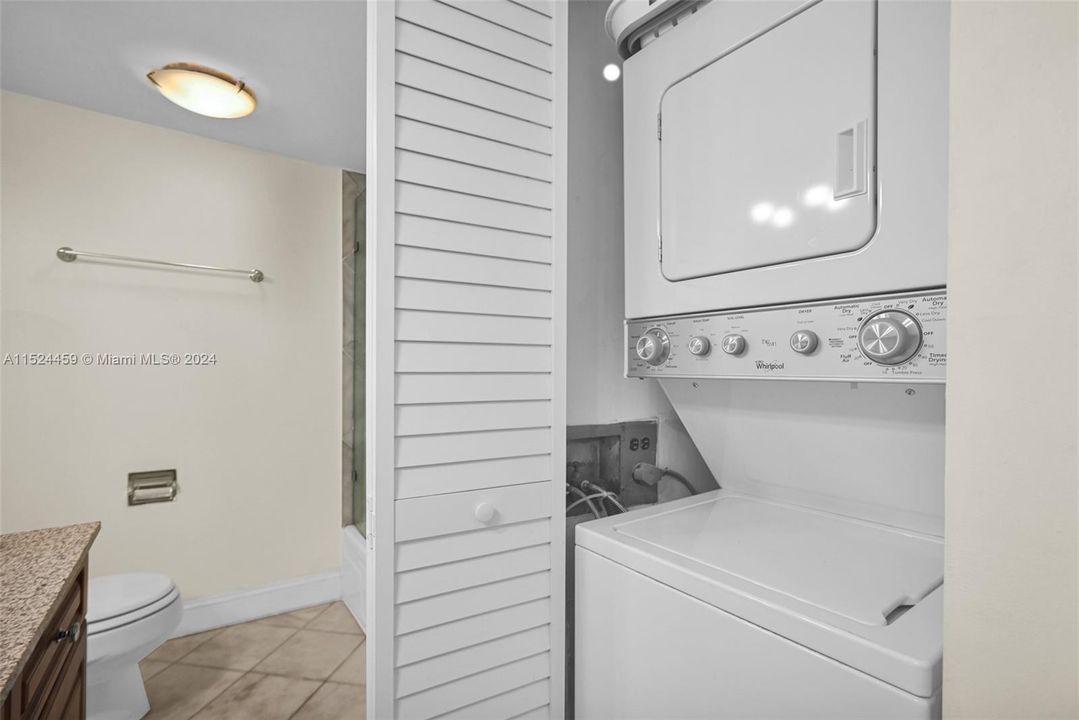 For Sale: $425,000 (2 beds, 1 baths, 955 Square Feet)