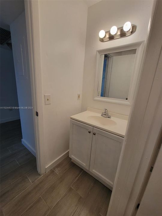 Active With Contract: $1,950 (2 beds, 1 baths, 863 Square Feet)