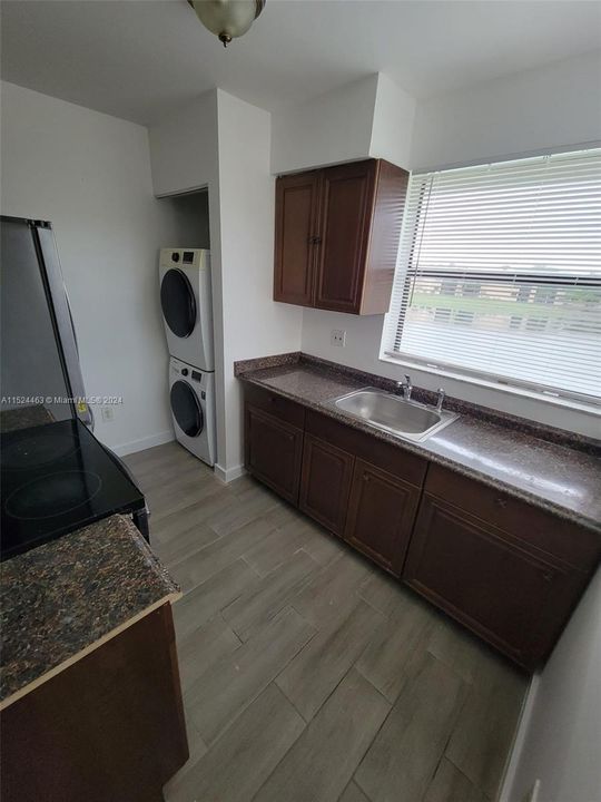 Active With Contract: $1,950 (2 beds, 1 baths, 863 Square Feet)