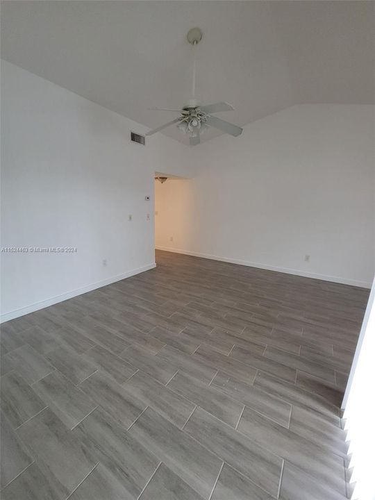 Active With Contract: $1,950 (2 beds, 1 baths, 863 Square Feet)