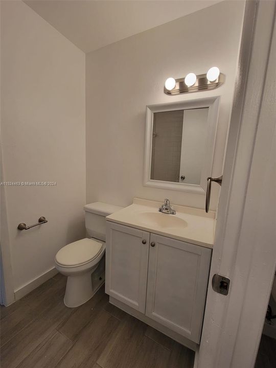 Active With Contract: $1,950 (2 beds, 1 baths, 863 Square Feet)