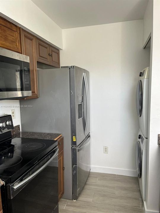 Active With Contract: $1,950 (2 beds, 1 baths, 863 Square Feet)