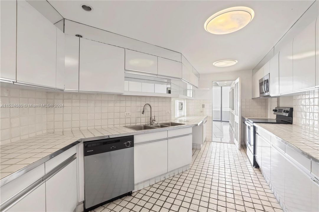 Recently Rented: $5,200 (2 beds, 2 baths, 2957 Square Feet)