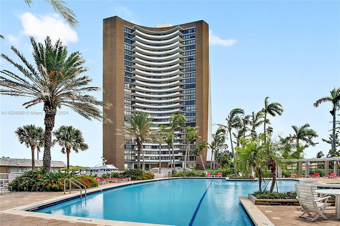 Recently Rented: $5,200 (2 beds, 2 baths, 2957 Square Feet)