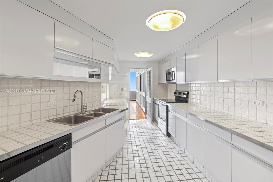 Recently Rented: $5,200 (2 beds, 2 baths, 2957 Square Feet)