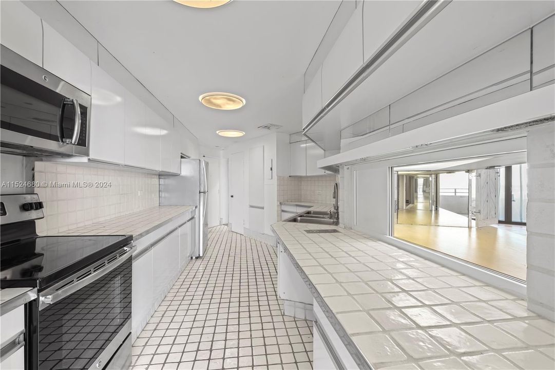 Recently Rented: $5,200 (2 beds, 2 baths, 2957 Square Feet)