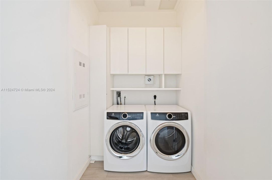 Recently Rented: $23,500 (3 beds, 3 baths, 2532 Square Feet)