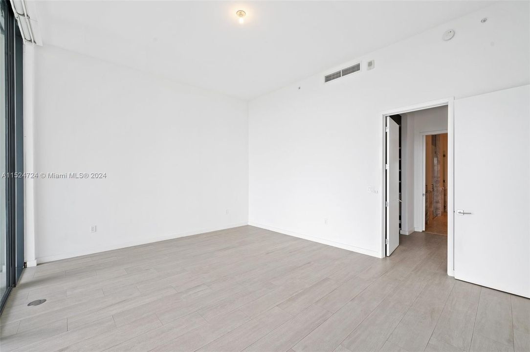 Recently Rented: $23,500 (3 beds, 3 baths, 2532 Square Feet)