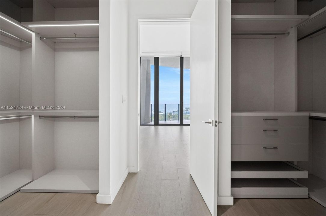 Recently Rented: $23,500 (3 beds, 3 baths, 2532 Square Feet)