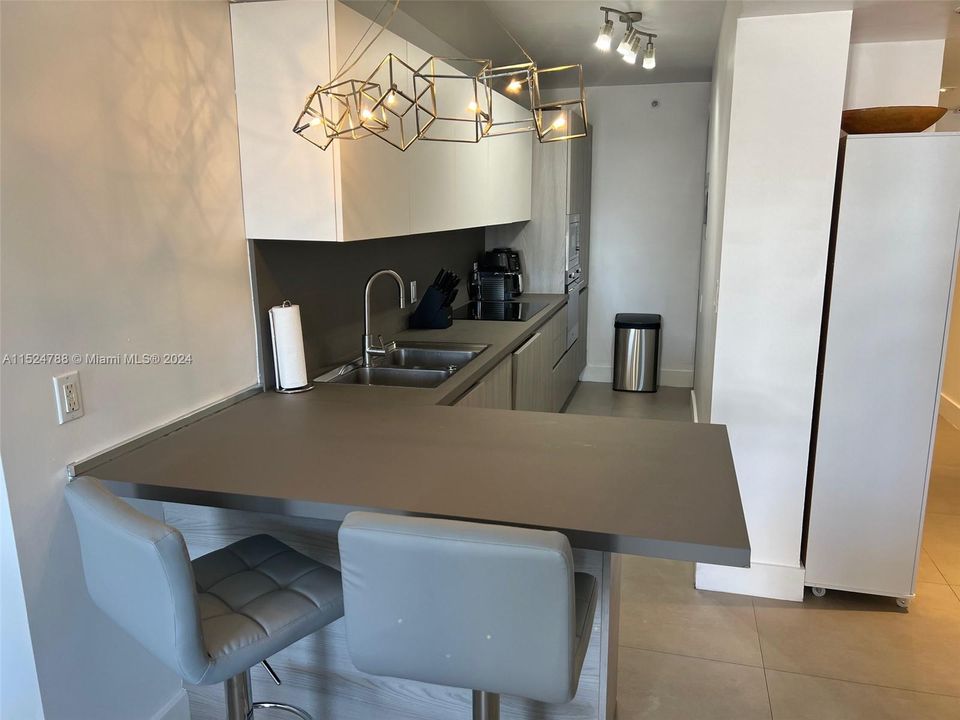 Active With Contract: $385,000 (1 beds, 1 baths, 525 Square Feet)
