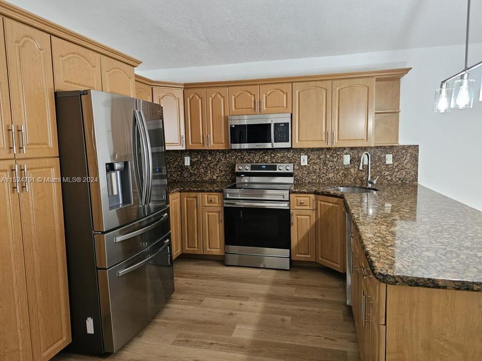 最近租的: $3,600 (3 贝兹, 2 浴室, 1539 平方英尺)