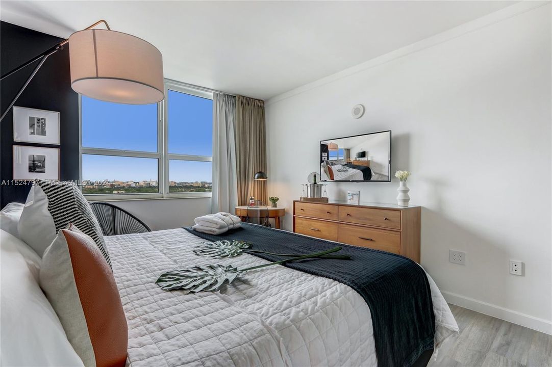 For Sale: $925,000 (2 beds, 2 baths, 963 Square Feet)