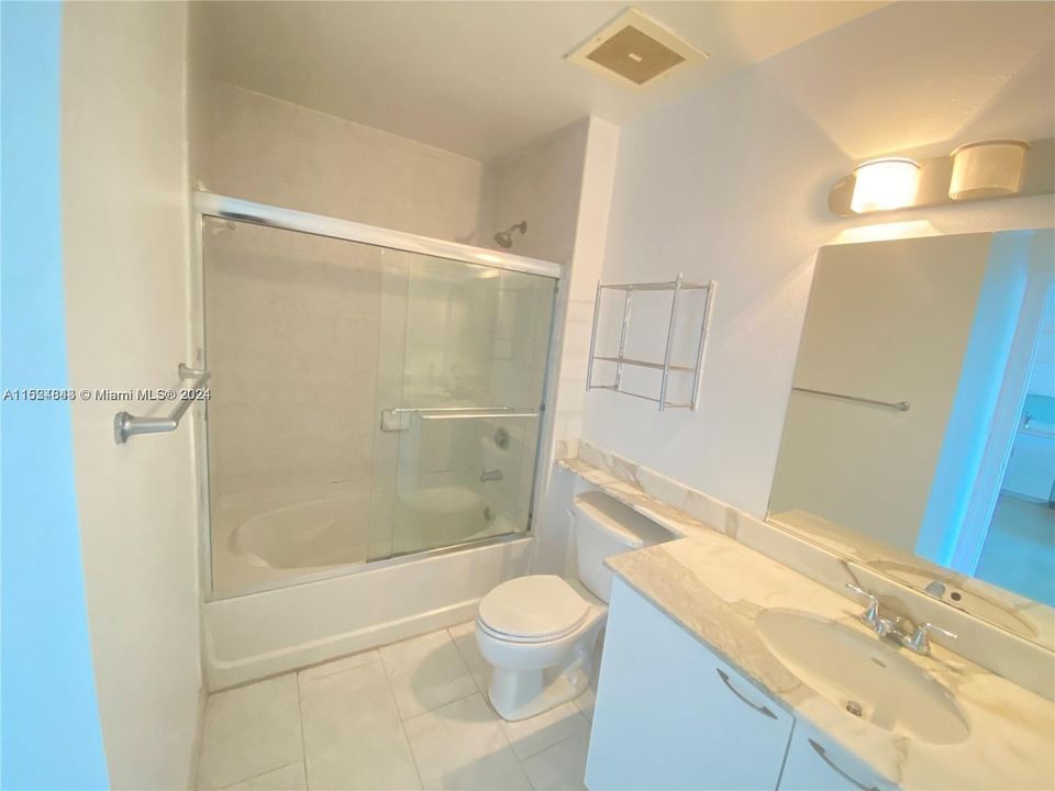 For Sale: $380,000 (1 beds, 1 baths, 685 Square Feet)